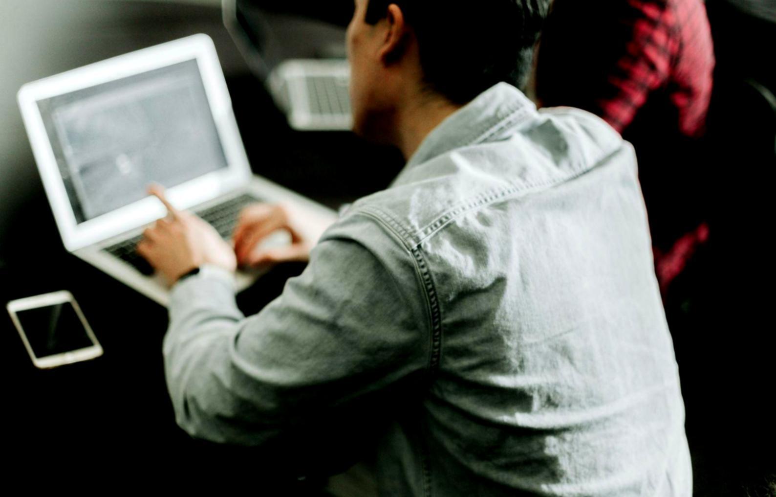 Teilnehmer beim gemeinsamen Lernen von Finanzanalyse