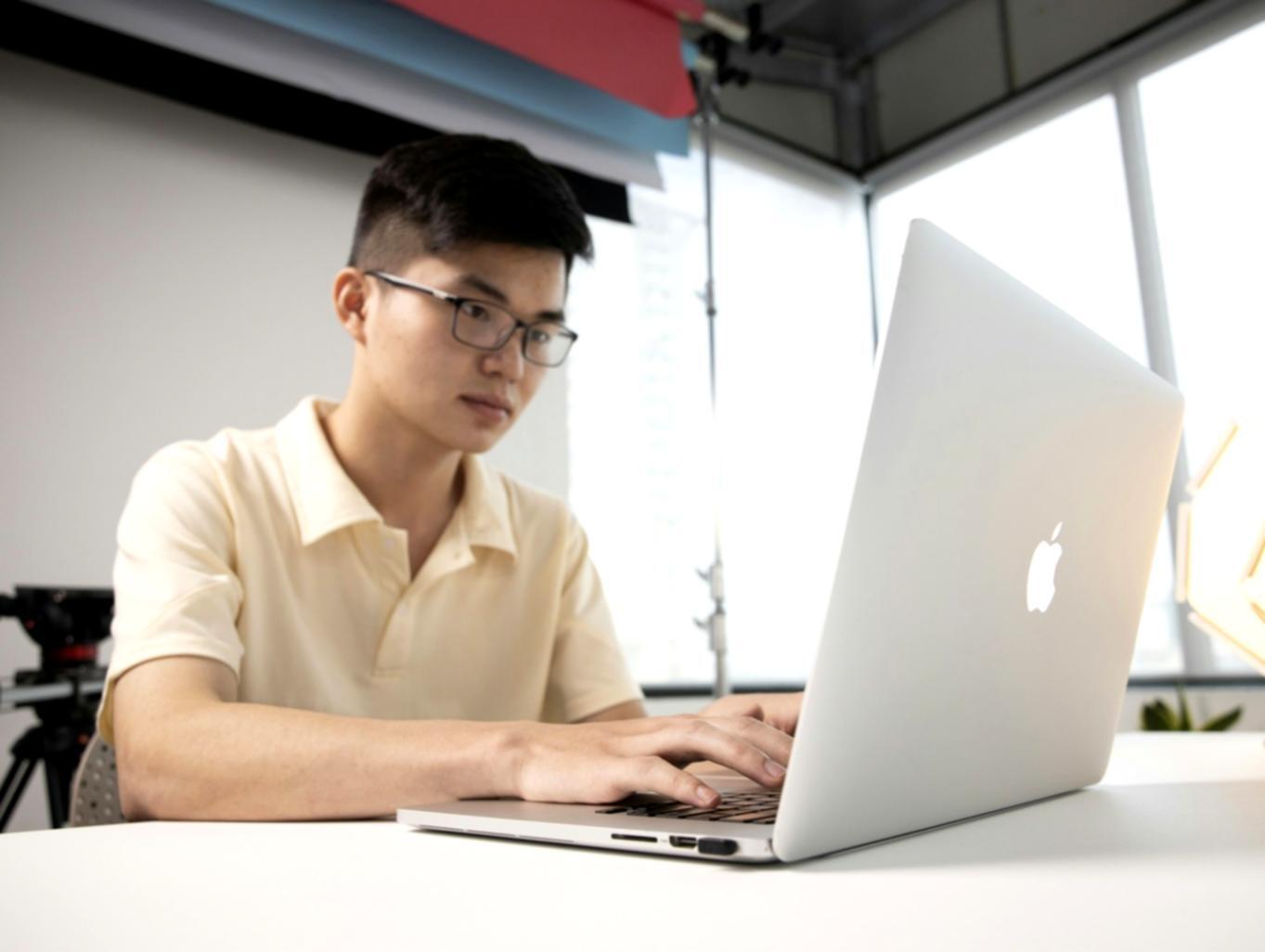 Arbeitsbereich mit Finanzanalysen und Dokumenten