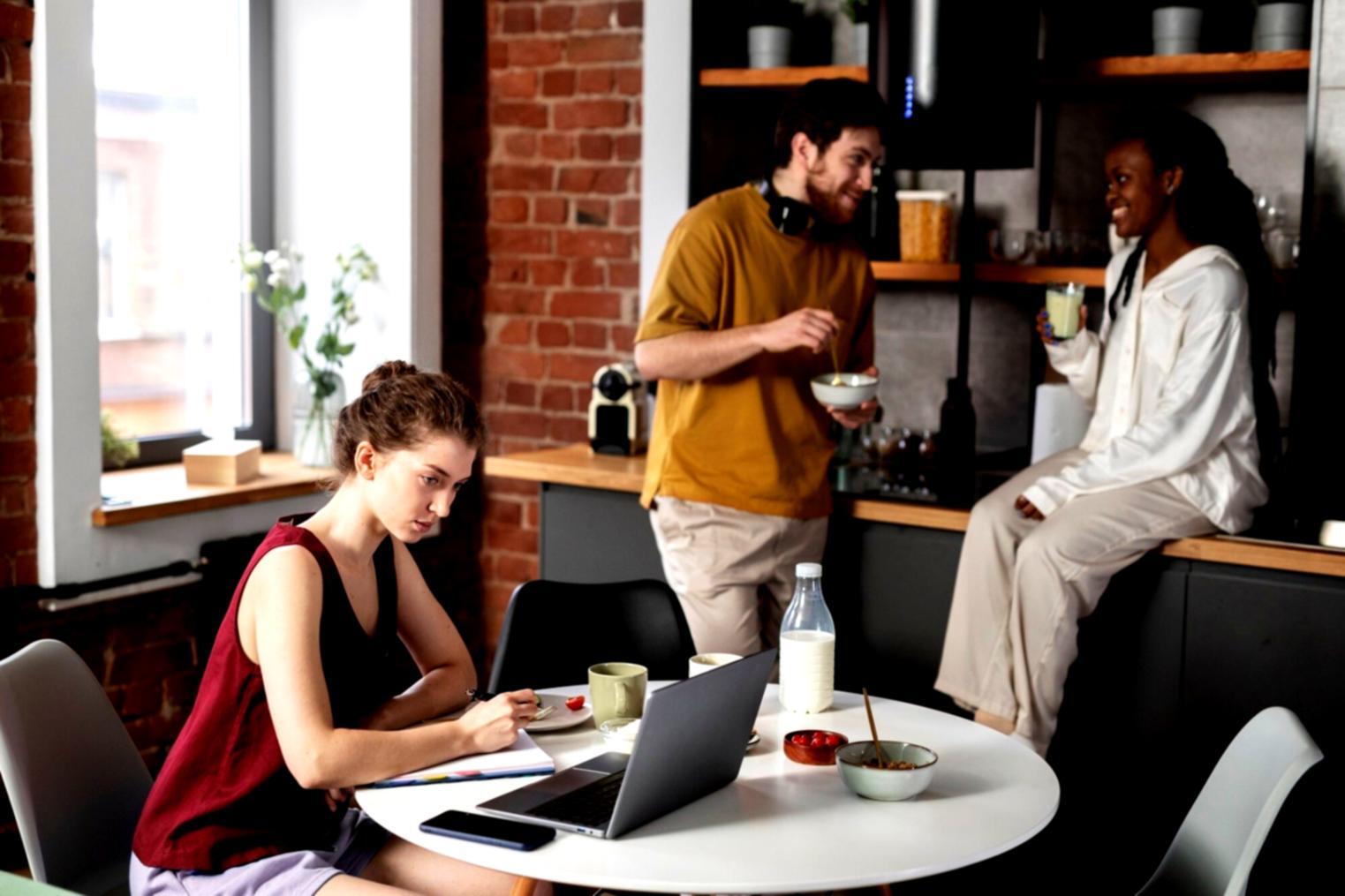 Arbeitsplatz mit Finanzunterlagen und digitalen Analysewerkzeugen